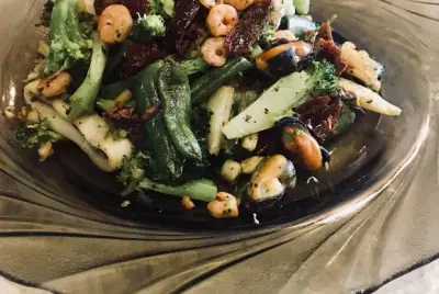 Морской коктейль с овощами