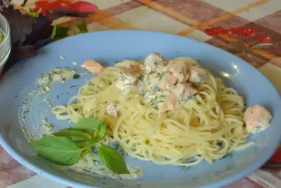 Спагетти с лососем в сметанно-сливочном соусе