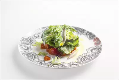 Теплый салат с бататом и помидорами конфи