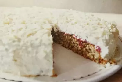 Клюквенно-ореховый торт с белым шоколадом