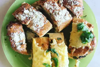 Домашний хлеб с базиликом и сыром