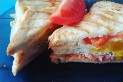 Сендвич с ветчиной, сыром и помидорами черри