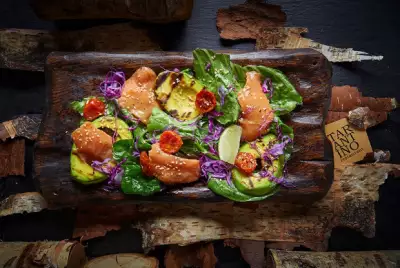Салат с лососем и печеным авокадо