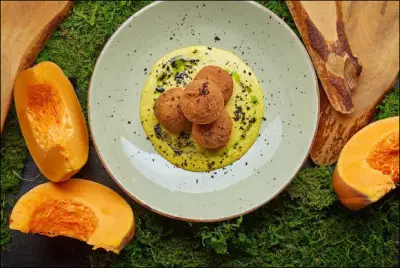 Хрустящие шарики аранчини с соусом карри