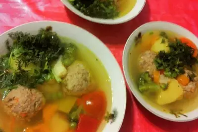 Суп овощной с куриными фрикадельками
