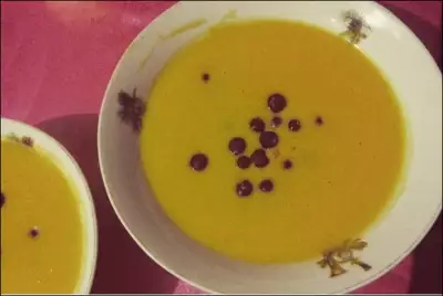 Крем-суп из печеной тыквы с клюквой