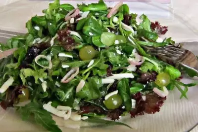 Зеленый салат с виноградом и пармезаном