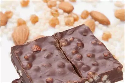 Шоколад с орехами и сухофруктами
