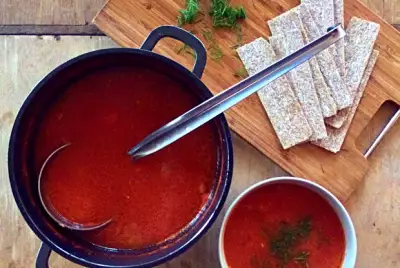 Томатный суп с фасолью и сыром
