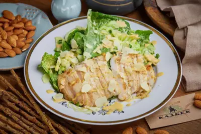 Теплый салат с курицей и баже из миндаля