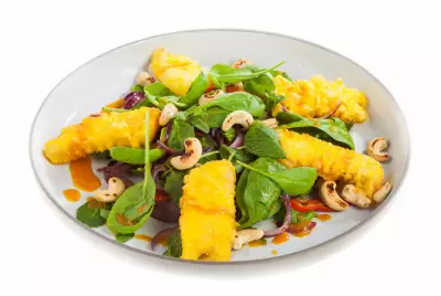 Салат из шпината с рыбой и облепиховым соусом