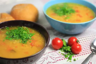 Пряный чечевичный суп с помидорами