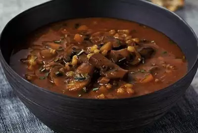 Чечевичный суп с жареными грибами