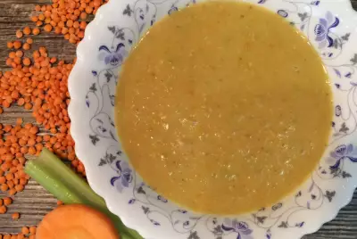 Вегетарианский суп-пюре из чечевицы и сельдерея