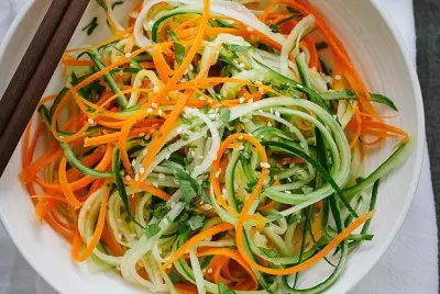 Азиатский салат из огурца и моркови с кинзой