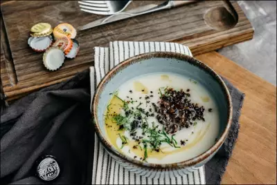 Суп из сельдерея с жареными шампиньонами и трюфельным маслом