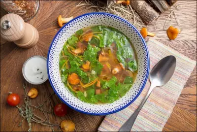 Вегетарианский суп с лисичками и шпинатом