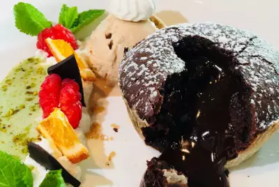 Горячий шоколадный тортино с ванильным мороженым