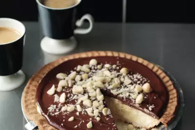 Пай с белым шоколадом и орехами макадамия
