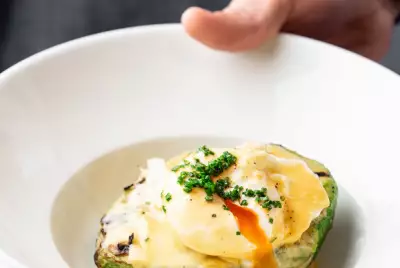 Жареное авокадо с крабом и яйцом пашот