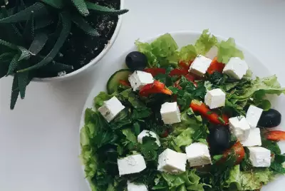 Салат из свежих овощей с фетой