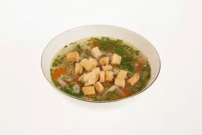 Куриный суп с домашней лапшой и сухариками