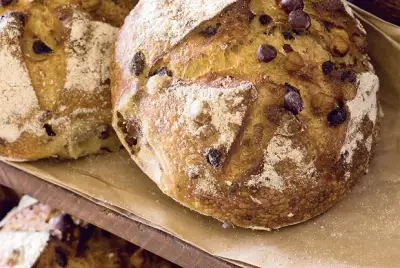 Хлеб на закваске с фундуком и изюмом