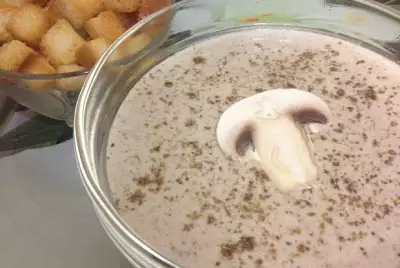 Крем-суп из мирпуа шампиньонов со сливками на курином бульоне