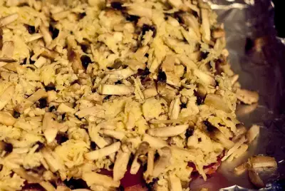 Запеченная острая свинина под помидорами, сыром и грибами