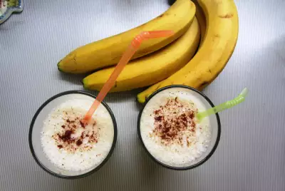 Молочный коктейль с бананами и яблочным соком