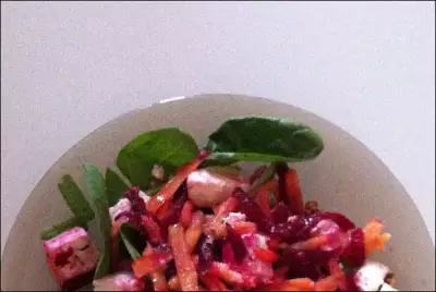 Морковно свекольный салат с адыгейским сыром и грецким орехом