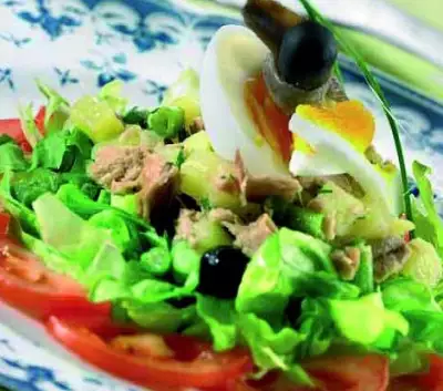 Летний салат с тунцом огурцами и рукколой