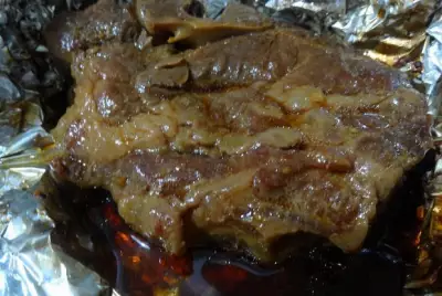 Нежные свиные стейки, запеченные в духовке