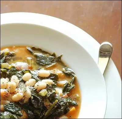 Овощной суп с листовой капустой и белой фасолью