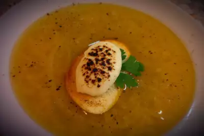 Луковый суп с меренгой из козьего сыра