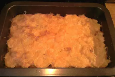 Картофельный гратен с курицей, грибами и сыром