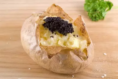Закуска из жареного картофеля крема и черной икры