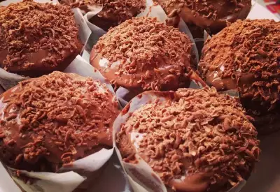 Шоколадные маффины с шоколадной крошкой и орехами