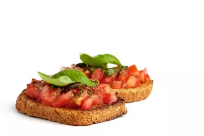 Поджаренный хлеб bruschette с помидорами и базиликом