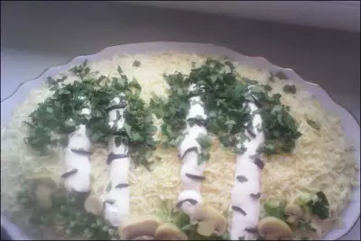 Слоеный салат со шпротами и сыром