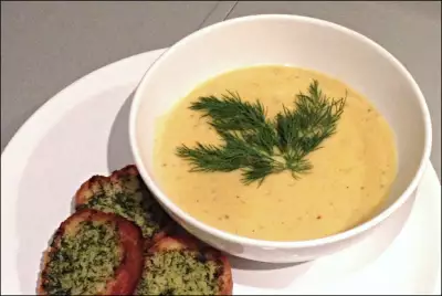 Сырный крем-суп с сельдереем и крутонами