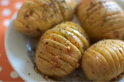 Печеный картофель с розмарином и оливковым маслом