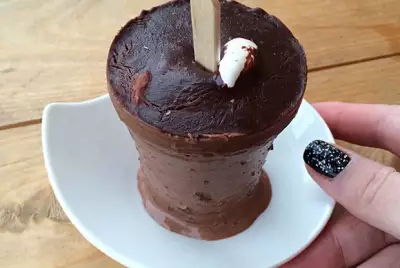 Шоколадное эскимо с маршмеллоу и шоколадной крошкой