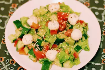 Овощной салат с моцареллой кунжутом и пикатной заправкой