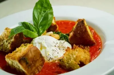 Томатный крем суп с тосканскими гренками и яйцом пашот