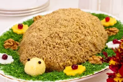 Слоеный куриный салат с грецкими орехами «Черепаха»