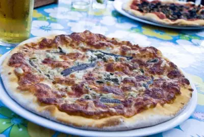 Пицца с сардинами луком и помидорами
