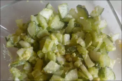 Зеленый весенний салат с заправкой из авокадо