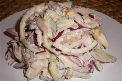 Сытный салат с куриной грудкой, картофелем и грибами