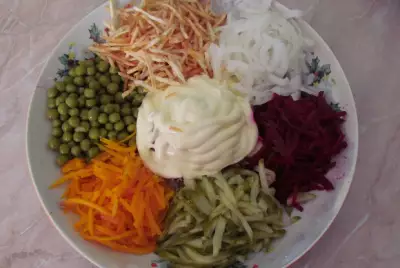 Салат с жареным картофелем, свеклой и мясом